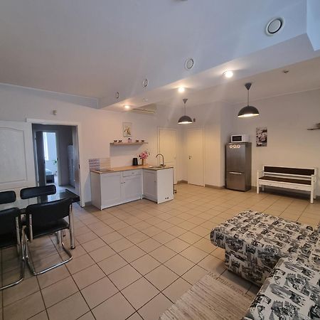 Camellia Studio Apartment & Parking Riga Extérieur photo